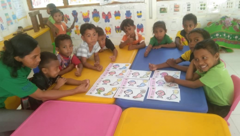 글로벌이너피스의 영양 교육 교원 연수를 받은 교사가 유치원 아동을 대상으로 영양 교육을 하고 있다