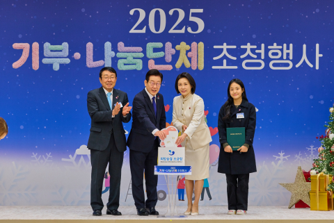 대한결핵협회, 대통령실 ‘2025년 기부·나눔 단체 초청 행사’서 크리스마스 씰 전달(제공=대한결핵협회)