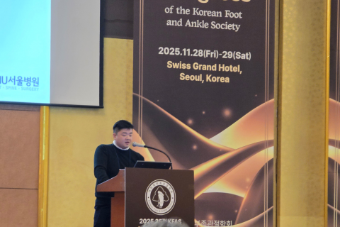 SNU서울병원 족부전담팀(서상교 대표원장, 이동오 원장, 강태병 원장, 이정환 원장)이 ‘2025년 제35차 대한족부족관절학회 추계학술대회’에서 최소침습 무지외반증 수술 관련 최신