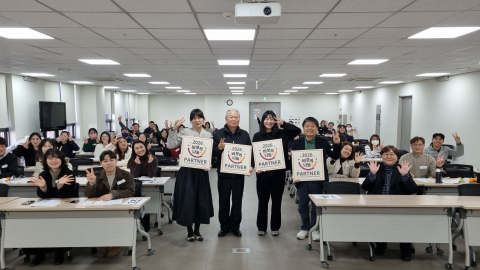 바보의나눔이 ‘2026년 바보의나눔 공모배분사업’ 선정 단체에게 파트너단체 인증판을 전달하고 있다. 왼쪽부터 바보의나눔 총괄사업부 이윤나 부장, 나눔의 둥지 정영찬 사무총장, 평화