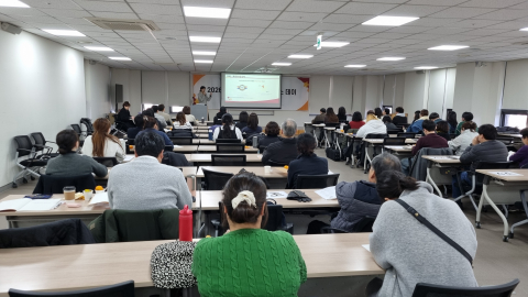 바보의나눔 이윤나 부장이 파트너단체 참석자들에게 재단을 소개하고 있다