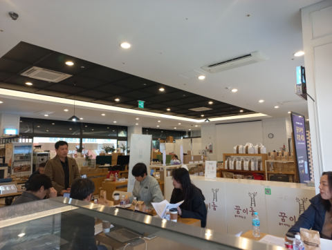 신유섭 신사업창업사관학교 센터장이 품평상담회 내용을 안내하고 있다