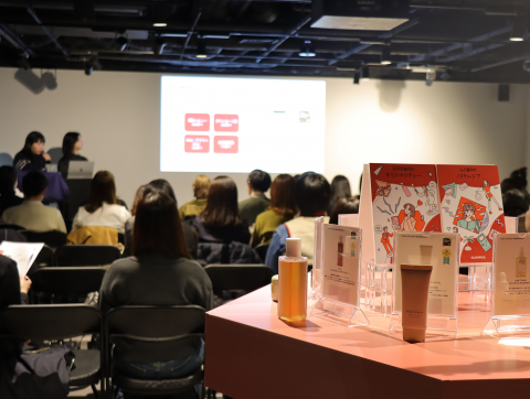 ampule 주최 ‘한·미·일 글로벌 뷰티 트렌드 세미나’에서 글로우데이즈가 ‘2026 K-뷰티 트렌드’를 발표하고 있다