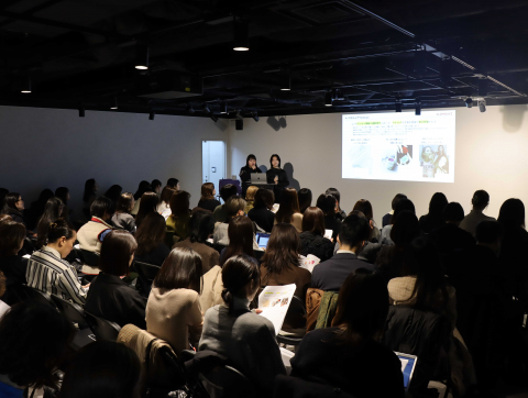 ampule 주최 ‘한·미·일 글로벌 뷰티 트렌드 세미나’에서 글로우데이즈가 ‘2026 K-뷰티 트렌드’를 발표하고 있다