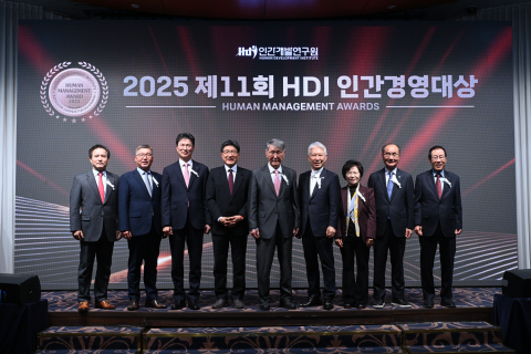 왼쪽부터 서연선 넥스틴 사장, 이우봉 풀무원 총괄CEO, 강태영 NH농협은행 은행장, 윤종효 씰리코리아 대표이사, 이시형 세로토닌문화 원장, 도용복 사라토가 회장, 윤경주 제너시스BBQ 부회장, 정석현 수산그룹 회장, 신재석 삼양미디어 회장