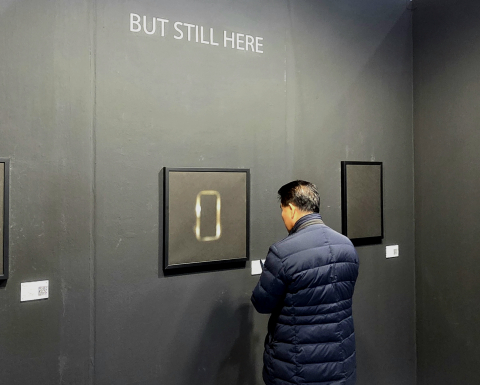 개념 전시 ‘BUT STILL HERE’를 관람하는 모습