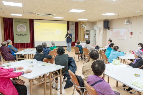 SK행복나눔재단이 SK케미칼과 함께 ‘지역 어르신을 위한 치매 예방 특강’을 진행했다(사진=행복나눔재단)