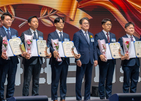 대한민국 기술대상 시상식에서 엘앤에프 전상훈 소재개발연구소장(왼쪽에서 세 번째)와 산업통상자원부 김성열 산업기반실장(왼쪽에서 네 번째), 수상기업과 업계 관계자 등 주요 인사들이 