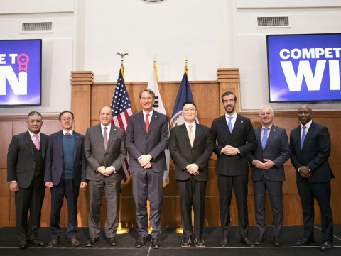 12일(현지시각) 버지니아주 체사피크(Chesapeake)시 희토류 자석 공장 투자 발표에서 폴 대버(Paul Dabbar) 미국 상무부 차관, 글렌 영킨(Glenn Youngki