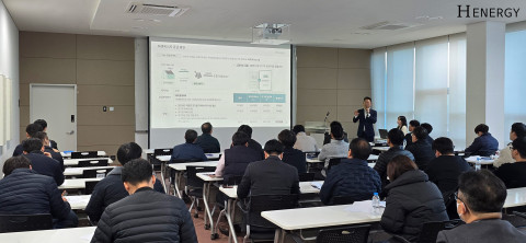최인선 에이치에너지 이사가 지난달 25일 경기도 안성시 산업단지 입주기업을 대상으로 RE100 대응을 위한 설명회를 진행하고 있다(©에이치에너지)