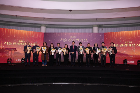 ‘2025 서울관광인의 날’ 기념식에서 오세훈 서울시장(가운데)이 임진홍 샬레코리아 CEO(오른쪽에서 네번째)를 비롯한 수상자들과 단체 기념쵤영을 하고 있다