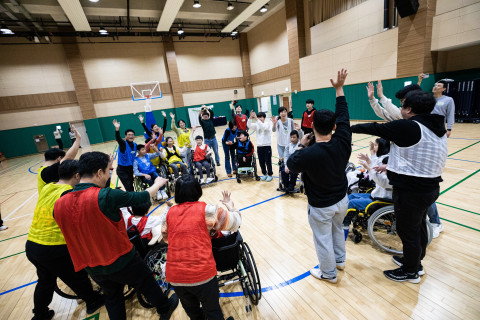 SK행복나눔재단 ‘2025년 하반기 휠체어 운동 페스티벌’에 참여한 아동과 가족들이 함께 즐거워하고 있다