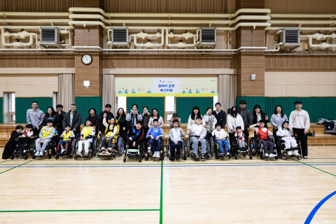 SK행복나눔재단 ‘2025년 하반기 휠체어 운동 페스티벌’에 참여한 아동과 가족들이 기념사진을 촬영하고 있다