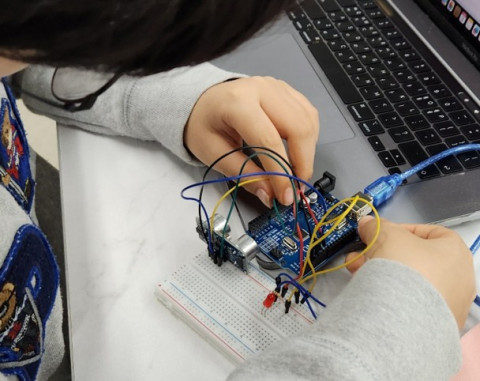 아두이노를 활용해 로롯 동작을 직접 설계·제어하는 메이커 활동 모습