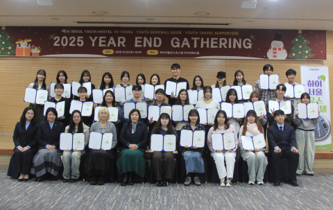 2025 이어엔드게더링에 참여한 37명의 단원들이 수료증을 들고 기념 사진을 촬영하고 있다.