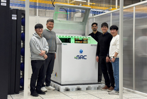 슈나이더 일렉트릭 코리아가 웨어플루의 디포그 쇼룸에 액침 냉각 설비를 구축하고 기념 촬영을 하고 있다. 왼쪽부터 웨어플루 조동균 연구원, 슈나이더 일렉트릭 이창호 팀장, GRC V