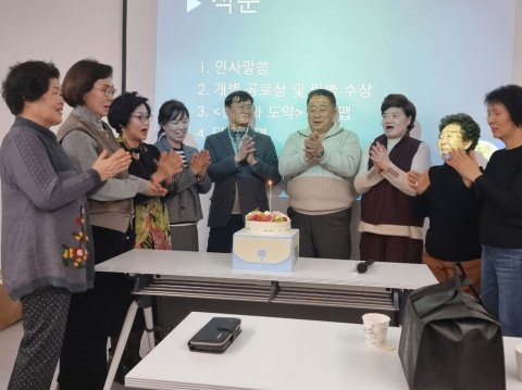 왼쪽부터 고공임 매니저, 김경애 매니저, 남기랑 매니저, 최현미 디렉터, 오정수 디렉터, 김철우 디렉터, 도승원 그룹장, 임현숙 매니저, 이남희 매니저