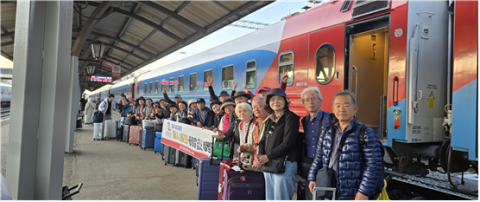 시베리아 철도의 몽골 수도 울란바토르에서 시베리아 부리야트공화국 수도 울란우데까지 기점이자 종점 앞에서 단체 사진