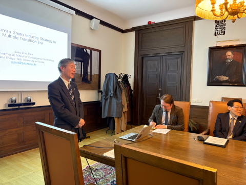 한국공학대학교 박상철 교수가 지난 11월 19일 스웨덴 스톡홀름경제대학 아시아연구센터(CAS)에서 열린 국제 라운드테이블 세미나 Session I에서 ‘복합전환 시대의 한국형 지속