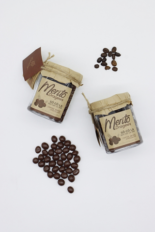 MG커머스가 선보인 ‘메리토 드라제 커피콩 초콜릿’은 실제 커피 원두를 통째로 사용해 바삭한 식감과 진한 커피 풍미가 특징이다