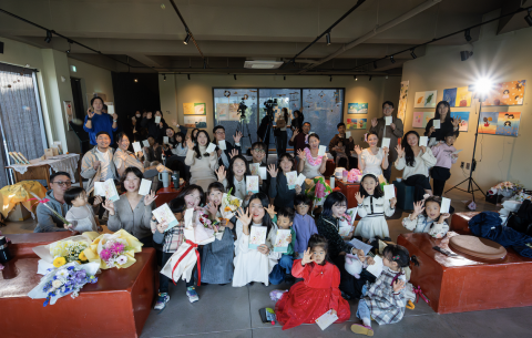 ‘그럼에도, 사랑이었다’ 출판기념회와 전시 오프닝에 참여한 활활살롱 양육예술가, 어린이예술가, 독자, 지역주민들이 기념촬영을 하고 있다