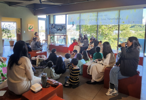 성우 박초연 활활살롱 대표와 양육자, 아이들이 함께한 그림책 ‘프레드릭’ 재해석 낭독극이 진행되고 있다