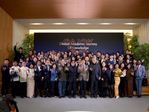 김영오 서울대 공과대학 학장(왼쪽 열 번째), 황준석 서울대 교수(왼쪽 아홉 번째) 등 참석자들이 기념 촬영을 하고 있다
