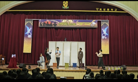 관객이 관객-배우(spect-actor)로서 무대 위에 올라가 공연 속 문제를 바꿔보기