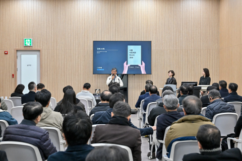 서울패션허브가 ‘2025년도 의류제조 마스터’로 선정된 139개사를 대상으로 명패 수여식을 개최했다