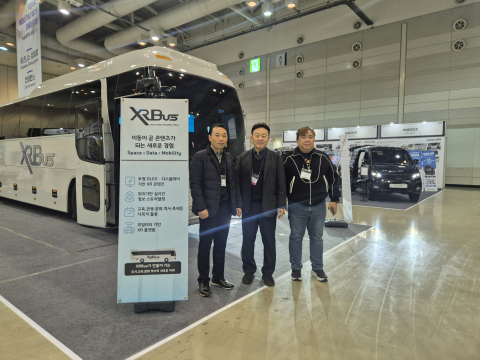 왼쪽부터 모리스 우현규 대표, 한국자동차미래기술 이사장 최인용 박사, 현선디스플레이 장승구 실장