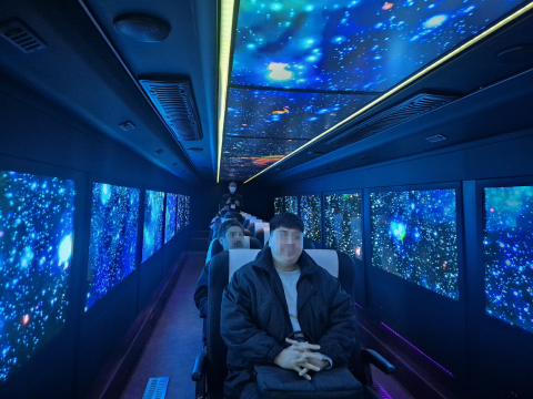 관람객에게 시연 중인 XRBus