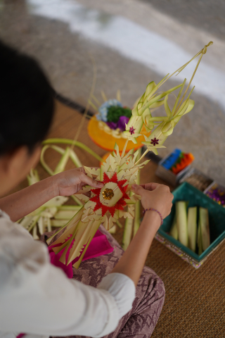 호시노야 발리 연말 이벤트 중 발리 전통 공예 체험