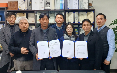 에코리그린 김천재 대표(왼쪽 세 번째), 웨스텍글로벌 최아연 대표(오른쪽 세 번째), 한국저영향개발협회 최경영 회장(오른쪽 두 번째)이 에코C큐브 생산설비인 레보클(REVOCL) 