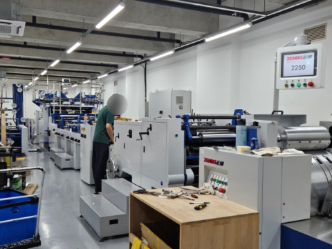 장애인직업재활시설 ‘채움’이 공정 고도화를 위해 도입한 최신식 쇼핑백 자동화 생산 라인의 가동 모습. 채움은 이번 설비 도입을 통해 생산 공정의 정밀도를 높였으며, 대량 발주 시에