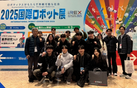 한국공학대 학생들이 ‘iREX 2025’ 국제로봇박람회에 참가해 단체사진을 촬영하고 있다