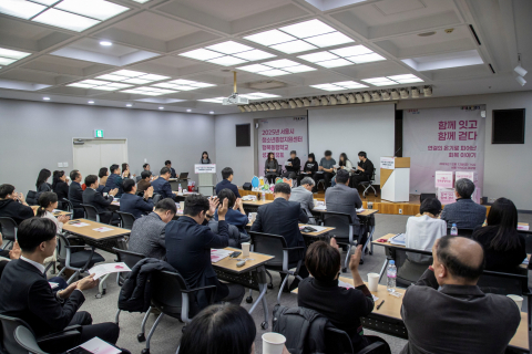 성과공유회에서 참석자들이 청소년들의 사례 발표를 경청하며 박수로 공감의 뜻을 전하고 있다