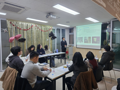 성과공유회 참석자들이 시립보라매청소년센터의 2025 청소년 인문 프로그램 ‘인문ON : 생각을 켜다’의 올 한 해 운영 성과를 공유하고 있다