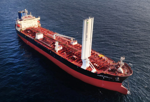 HD한국조선해양이 자체 개발한 ‘윙세일’ 시제품의 해상 실증 모습