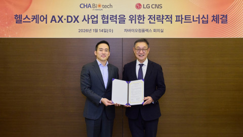왼쪽부터 차바이오그룹 차원태 부회장과 LG CNS CEO 현신균 사장이 14일 열린 지분 투자 및 AX·DX 사업 협력을 위한 전략적 파트너십 협약식에서 기념사진을 촬영하고 있다