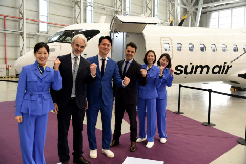 서울 김포 비즈니스 항공센터에서 진행된 섬에어 1호기 도입식에서 왼쪽부터 객실 승무원 김현주 객실 팀장, ATR사 영업 이사 장 다니엘(JEAN-DANIEL), 섬에어 최용덕 대표