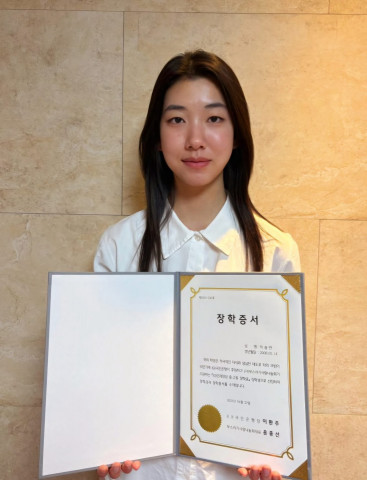 KB인재양성(중고등) 장학금 지원사업 우수사례로 선정된 장학생이 우수사례 상장을 수여받고 있다