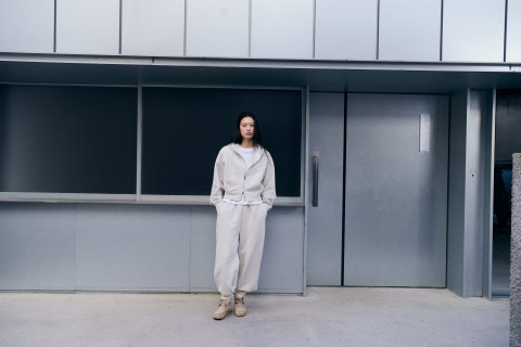 나우(nau) 에센셜 스웻 후드 집업 및 에센셜 스웻 팬츠 화보