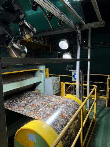 동국씨엠 부산공장 컬러강판 생산라인에 표면 결함 검출 기술 ‘DK SDD’가 적용된 모습