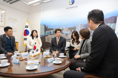 한국지방행정연구원-미쓰비시총합연구소(三菱総合研究所)-도쿄도청이 고향사랑기부제도의 성과를 공유하고 향후 해결방안에 대해 의견을 나누고 있다