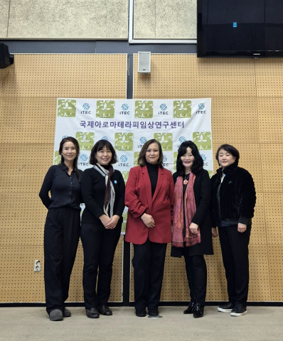 국제아로마테라피임상연구센터의 이시은 강사, 김진영 강사, 국제 ITEC 심사관인 Helen Tan과 최승완 교수, 윤선영 강사