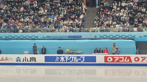 김은국 SRC재활병원 병원장이 중국 베이징에서 열린 ‘2026 ISU 4대륙 피겨스케이팅 선수권대회’ 경기장에서 선수들의 컨디션과 경기 진행 상황을 면밀히 확인하고 있다