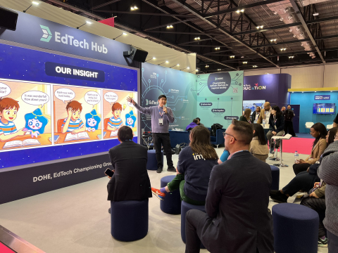 디엔소프트 관계자가 ‘Bett UK 2026’에서 AI를 활용한 학습 습관 재건 비전을 발표하고 있다