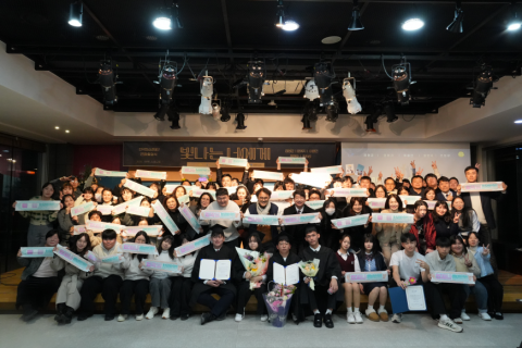 도시속작은학교와 비전학교 졸업식 ‘빛나는 너에게’ 행사 후 참석자들이 기념 촬영을 하고 있다