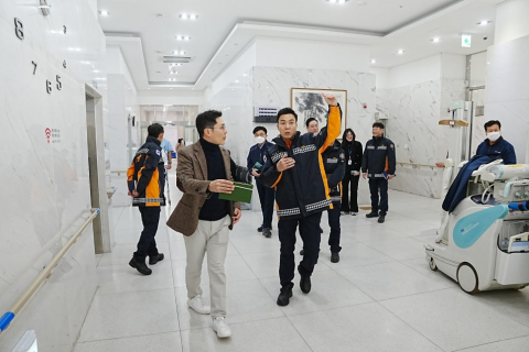 광주소방서 관계자들이 SRC재활병원 내부를 직접 둘러보며 거동이 불편한 환자들의 비상 대피 동선과 화재 진압용 소방 설비의 관리 상태를 면밀히 점검하고 있다