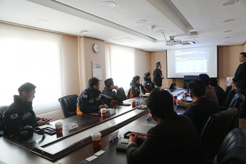 본격적인 현장 점검에 앞서 SRC재활병원 관계자가 광주소방서 관계자들에게 병원 내 주요 소방 시설 현황과 화재 발생 시 비상 대피 체계에 대해 브리핑하고 있다